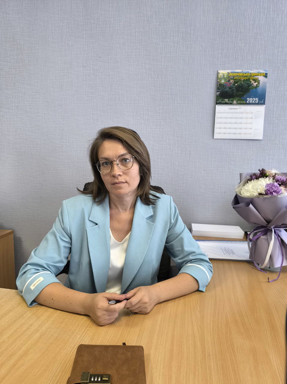 Дорога ліцейна родино: колеги, діти, батьки. Попри вранішні повітряні тривоги, які змусили нас скоригувати заплановані урочисті заходи сьогодні, новий навчальний рік стартував. Щаслива вітати вже завтра всіх вас у затишних кабінетах ліцею. Щаслива бачити, як сяють очі малечі, як хвилюється юнь у передчутті нового етапу в житті. Нехай освітнє середовище, над яким працювали протягом літа всі без винятку працівники закладу, буде насамперед безпечним. Нехай простір дитинства, який ми створюємо, залишається безтурботним і яскравим. Дякуємо кожному українському воїнові за захист. Із новим 2025/2026 навчальним роком!